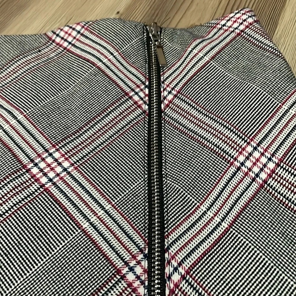 Bar III Zipper Detail Plaid Skirt Black Red Size 4 Lined Classic School girl - Picture 5 of 12